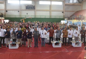 Bupati Tulungagung Drs Maryoto Birowo,MM (tengah) saat foto bersama pembukaan pelatihan Literasi Keuangan PNM di GOR Lembupeteng