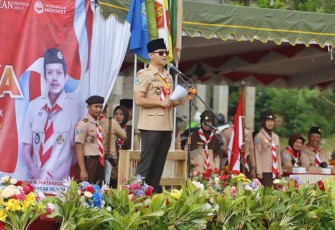Bupati Trenggalek, Mochamad Nur Arifin, saat menjadi pembina upacara saat Apel Besar Peringatan Hari Pramuka,  di Kecamatan Pule, Senin (21/8/2023).