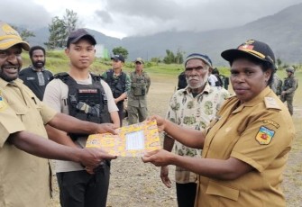  Satgas Yonif 143/TWEJ Bersama Masyarakat Bersatu