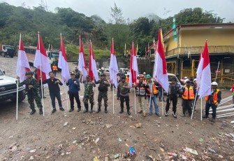 Koramil 1710-04/Tembagapura Bersama Satgas dan Kepolisian Ajak Warga Kibarkan Bendera Merah Putih