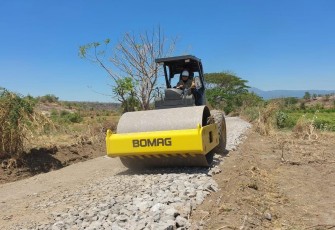 Pembangunan infrastruktur berupa pengerasan atau pengaspalan jalan untuk kendaraan tempur (ranpur) jenis Tank di Pusat Latihan Pertempuran (PLP) 5 Marinir TNI AL di Baluran Situbondo, Jawa Timur, Jum'at (25/8/2023).