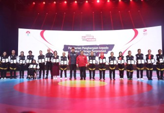 Foto bersama pada acara Puncak Hari Olah Raga Nasional (HAORNAS) XL Tahun 2023 di GOR Velodrome Rawamangun, Jakarta, Sabtu (9/9/2023).