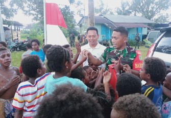 Babinsa saat Bagikan Permen
