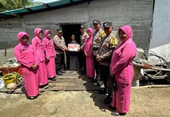 Bhayangkari Canang Natuna saat Laksanakan Bansos Untuk Masyarakat Kurang Mampu