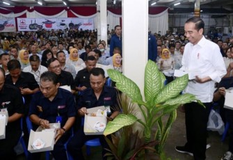 Presiden Jokowi saat Santap Siang Nasi Kotak Bersama Karyawan Pabrik