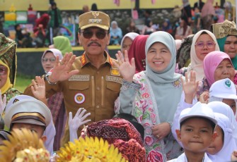  Bupati bersama masyarakat menyaksikan kegiatan Pawai Arak Iriang Adat Salingka Nagari Situjuah Batua.