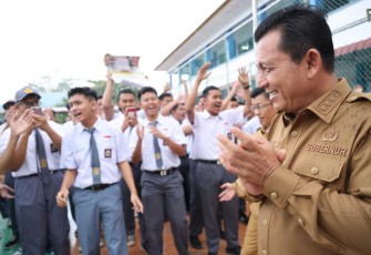 Gubernur Kepulauan Riau H. Ansar Ahmad saat melakukan kunjungan ke SMA Negeri 3 Batam, Senin (27/02). 
