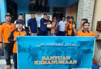 Penyerahan bantuan logistik dari PD Perpamsi Jawa Tengah kepada warga terdampak banjir, di Desa Karangdowo, Kecamatan Pandaan, Kabupaten Kudus, Kamis (12/1/2022). Foto : Istimewa
