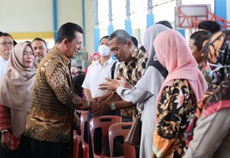 Gubernur Kepulauan Riau H. Ansar Ahmad saat disambut hangat di Gedung Aula SMA Yos Sudarso Batam Centre, Kamis (30/3).