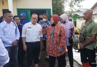 Menteri Sosial Republik Indonesia Tri Rismaharini MT menyalurkan bantuan sosial kepada warga yang terdampak banjir, kegiatan ini dipusatkan di Parit Cabang Kiri Desa Teluk Kapuas Kecamatan Sungai Raya Kabupaten Kubu Raya, pada Rabu (13/12/23)