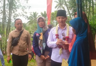 Bupati Trenggalek, Mochamad Nur Arifin, saat hadir di acara Makaryo Ning Deso Hebat (Mening Deh) di Desa Surenlor, Kecamatan Bendungan, Kabupaten Trenggalek, Rabu (15/11/2023)