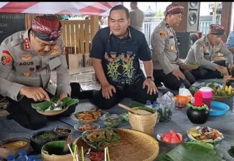 Kabareskrim Polri Komjen  Agus Andrianto beserta Forkompimda Blora saat mencicipi masakan khas pedesaan di kampung Samin Sambongrejo kecamatan Sambong.