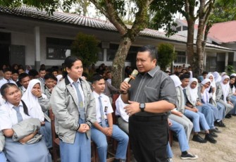 Bupati Dolly Pasaribu, saat menghadiri acara Perpisahan Kelas XII SMAN 1 Sipirok, Tapanuli Selatan, Sumatera Utara, Sabtu (18/3)