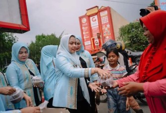 PKK Labuhanbatu saat Berbagi Takjil di Simpang Enam Rantau Prapat 