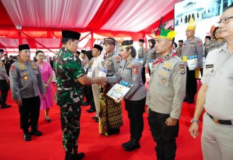penyerahan hadiah Lomba Bidang Keagamaan dan Revitalisasi Situs Budaya/Agama dalam rangka Hari Bhayangkara ke-77 Tahun 2023 di Lapangan Bhayangkara Mabes Polri, Jakarta Selatan, Jumat (30/06/2023).