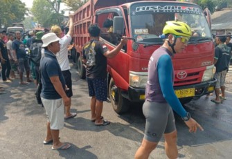 Kapolres Karanganyar AKBP Jerrold Hendra Yosef Kumontoy saat ikut melakukan evakuasi laka lantas di Karangpandan, pada Sabtu (26/8/2023).