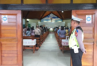 Anggota Polres Bengkulu Tengah Pam Gereja