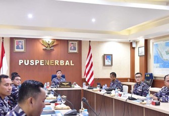 Melalui sambungan Vidio converence, Wakil Komandan Pusat Penerbangan TNI Angkatan Laut (Wadan Puspenerbal) Laksma TNl Bayu Alisyahbana beserta Pejabat Utama (PJU) dan para kepala satuan kerja jajaran Puspenerbal mengikuti Rapat Rencana Keuangan (Renaku) II dan Apel Komandan Satuan (AKS) 2023 di Ruang Rapat Gedung R. Kasenda, Mako Puspenerbal Juanda, Selasa (21/11/2023)