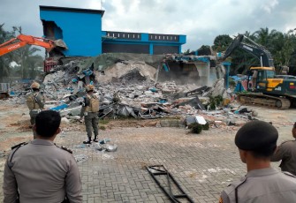 Tim gabungan Polrestabes Medan dan Pemkab Deliserdang, melakukan penertiban dan pembongkaran bangunan Tempat Hiburan Malam (THM) Diskotik Sky/Key Garden serta bangunan tambahan dan hotel/penginapan, Jumat (15/12/2023)