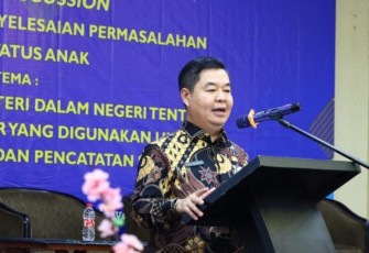 Dirjen Dukcapil Teguh Setyabudi saat memberi arahan pada Focus Group Discussion Asistensi Penyelesaian Permasalahan Perubahan Status Anak, bertema "Penyusunan Permendagri tentang Kebijakan Buku dan Formulir yang Digunakan untuk Dafdukcapil", di Jakarta, Kamis (16/11/2023)