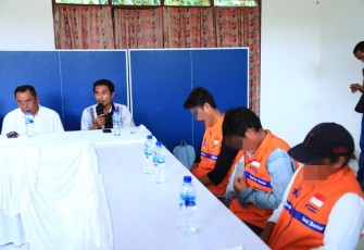 Pelaku Pencurian Sawit saat di Polsek Tanah Jawa, Selasa (5/9/23).