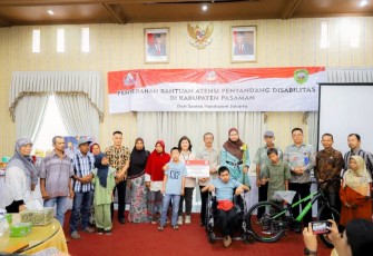 Sekda Mara Ondak saat Serahkan Bantuan Bagi Penyandang Disabilitas