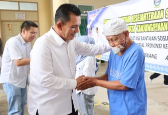 Gubernur Ansar saat Serahkan Bantuan Sembako di Sekolah Toan Hwa Tanjungpinang