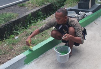 Personil satgas TMMD saat melakukan pengecetan