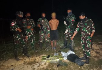 Satgas Pamtas RI-Malaysia Yonarmed 10 Bradjamusti Kostrad saat mengamankan pelaku dan barang bukti.