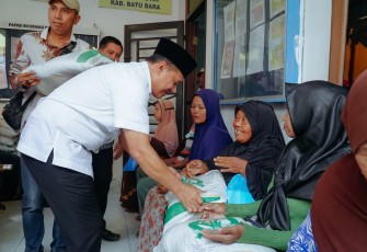 Bupati Batu Bara Ir.H Zahir,MA.P hadiri pengobatan gratis yang dilaksanakan oleh Perintahkan Kabupaten (Pemkab) Batu Bara yang bekerjasama dengan Rumah Sakit Umum (RSU) Bidadari, di Kantor Desa Tanjung Mulia, Kecamatan Air, Putih