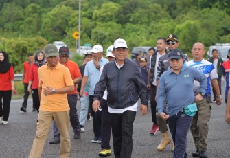 Gubernur Ansar Hadiri Jalan Santai dan Senam Sehat