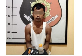Tersangka dan barang bukti saat diamankan di Polsek Padang Bolak