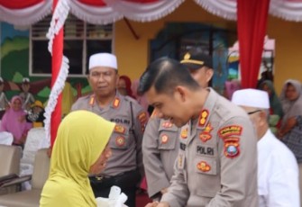 Salmina Harahap (68) Warga Padang Lawas Utara berlinang air mata ketika menerima bantuan dari Kapolres Tapsel AKBP Imam Zamroni, S.I.K., M.H, Rabu, (12/04/2023).