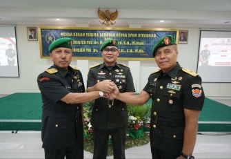 Direktur Hukum TNI AD (Dirkumad), Brigjen TNI Dr. Ateng Karsoma, S.H., M.Kn., memimpin acara serah terima jabatan Ketua Sekolah Tinggi Hukum Militer (STHM), dari Brigjen TNI Dr. M. Ali Ridho, S.H., M.Hum. kepada Brigjen TNI Dr. Rokhmat, S.H., C.N., M.Kn. bertempat di Aula STHM Jakarta, Kamis (28/12/2023)