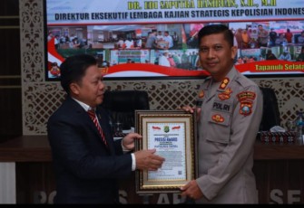 Lembaga Kajian Strategis Kepolisian Indonesia (Lemkapi) memberikan penghargaan Presisi Award ke Kapolres Tapanuli Selatan (Tapsel), AKBP Imam Zamroni, SIK, MH