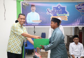 BP Batam saat Serahkan Bantuan 