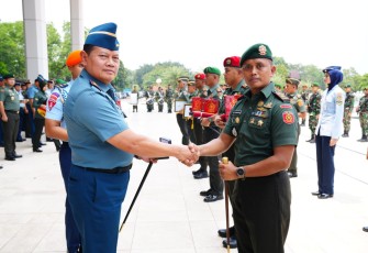 Danyon Armed 10/Bradjamusti saat Terima penghargaan Panglima TNI