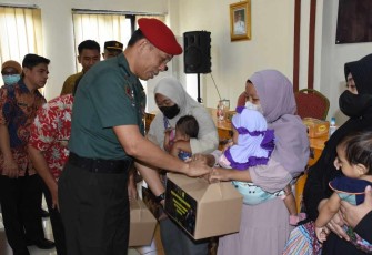 Kopassus saat Berikan Nutrisi Guna Penurunan Stunting di Wilayah Teritorialnya