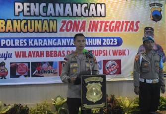  Kapolres Karanganyar AKBP Jerrold Hendra Yosef Kumontoy, saat memberikan sambutan dalam kegiatan pencanangan pembangunan zona integritas Polres Karanganyar menuju WBK 2023, Kamis (23/2/2023).