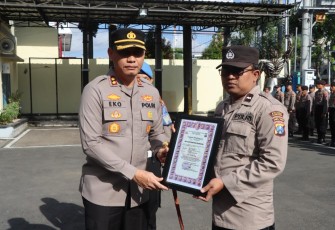 Kapolres Tulungagung AKBP Eko Hartanto SIK MH saat memberikan penghargaan kepada salah satu anggota Polres Tulungagung 