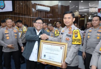 Kapolres Tapanuli Selatan (Tapsel), AKBP Imam Zamroni, S.I.K., M.H, saat menerima penghargaan bergengsi dari Ombudsman Republik Indonesia , Rabu (27/10/2023)