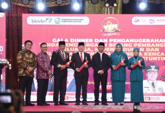 Gubernur Ansar dan Dewi Ansar Terima Penghargaan Manggala Karya Kencana Tahun 2023