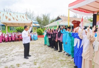 Gubernur Kepulauan Riau H. Ansar Ahmad saat berkunjung ke SMAN 1 Jemaja, Kabupaten Anambas, Jumat (21/7). 