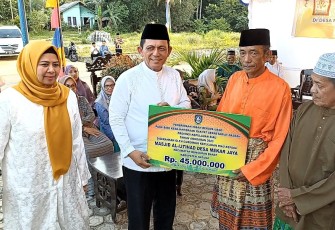 Gubernur Kepulauan Riau H. Ansar Ahmad saat Safari Ramadhan di Desa Mekar Jaya