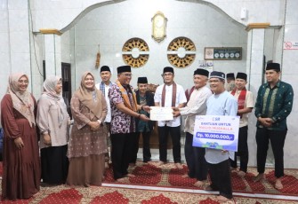 Pj Wali Kota Payakumbuh, Rida Ananda saat mendampingi TSR Pemprov Sumbar mengunjungi Masjid Hidayah, Kelurahan Padang Tinggi Piliang.