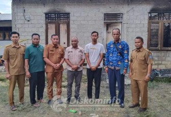 Dinsos Labuhanbatu saat Berikan Bantuan Korban Kebakaran Dusun lV Sidorukun