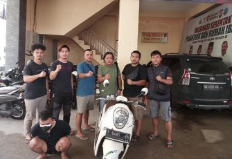Tersangka (jongkok diborgol) dan barang bukti saat diamankan