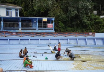 Suasana saat pembersihan kolam renang Lubuak Mato Kuciang.