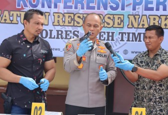Kapolres Aceh Timur AKBP Andy Rahmansyah, S.I.K., saat menunjukan barang bukti senjata api hasil temuan petugas dari kedua tersangka, Selasa (28/03/2023).