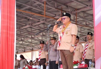 Wali Kota Bitung Maurits Mantiri saat memimpin upacara peringatan hari Pramuka Ke-62